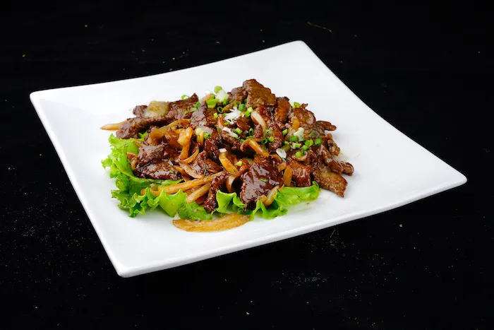 W2. Boeuf sauté aux oignons